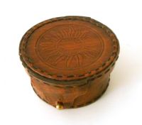 Kompass im Lederetui