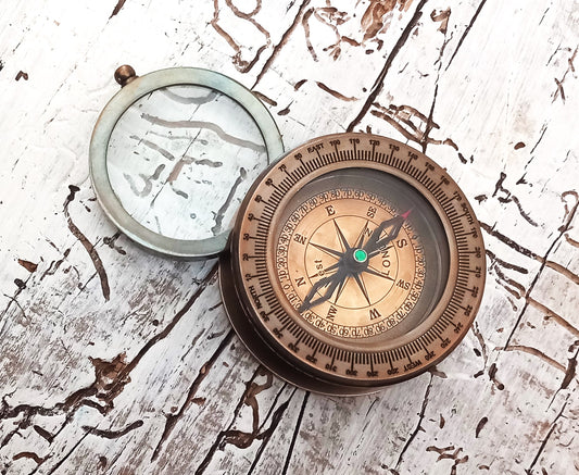 Messing-Kompass mit Lupe im nostalgischen Design