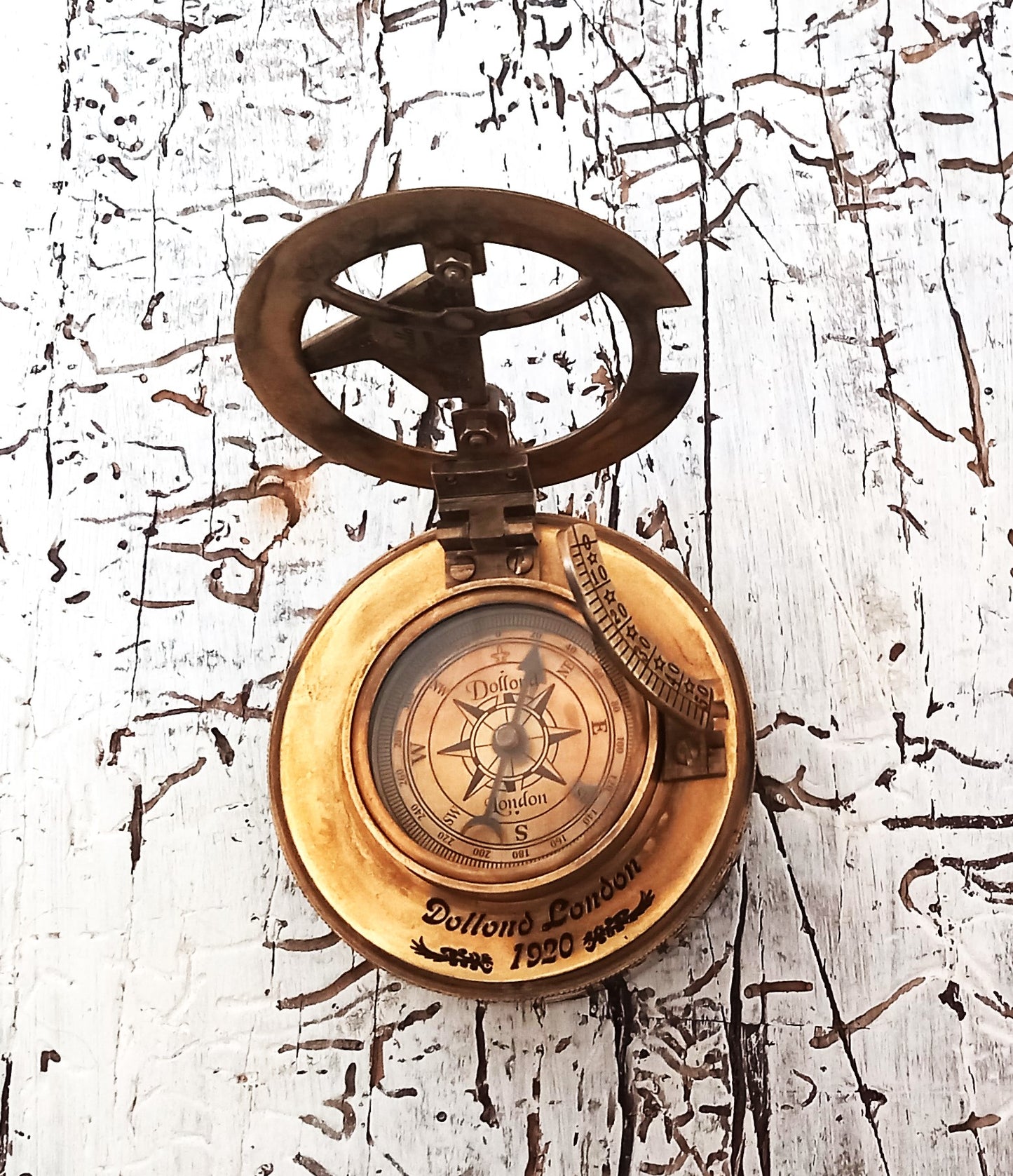 Vintage Retro-Kompass mit Sonnenuhr und Kalender in Lederbox