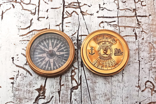 Kompass mit 100-jährigem Kalender im Vintage-Stil