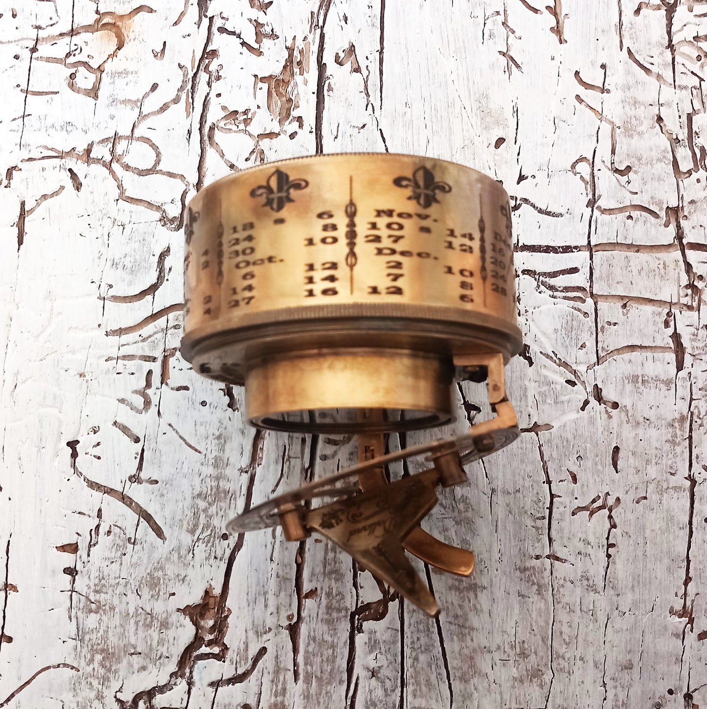 Vintage Retro-Kompass mit Sonnenuhr und Kalender in Lederbox